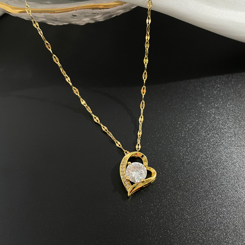 Fashion Heart Shape Titanium Steel Copper Chain Inlay Artificial Diamond Pendant Necklace display picture 4