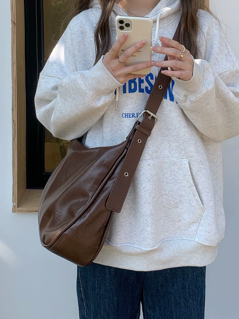 Shoulder Bag Capacious One‑Shoulder Retro Style, High‑Quality, 33×25×10 cm Adjustable Strap