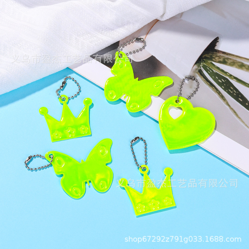 Colgante reflectante coroa mariposa en forma de corazón de seguridad de tráfico nocturno conjunto de llaveros bolso de estudiantes colgante