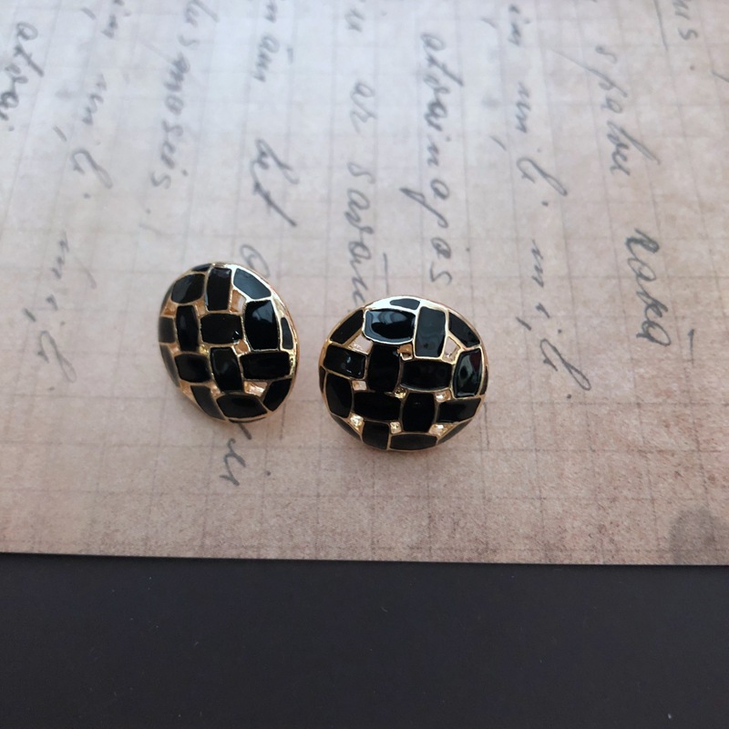 Petites Boucles D&#39;oreilles Rondes Tissées Noires Et Blanches display picture 7