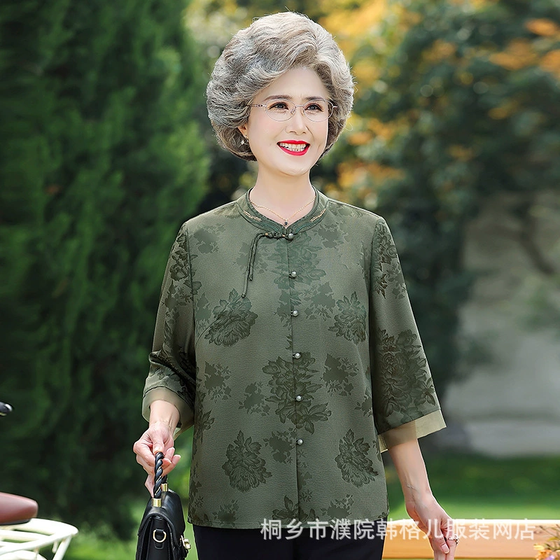 Пожилая женщина бабушка летняя рубашка с рукавом