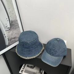 帽子の女性のアルファベットは古い水洗いの野球の帽子をします。