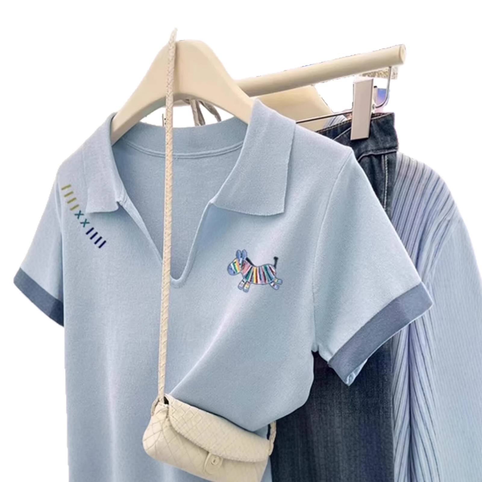 Áo thun polo cổ bẻ tay ngắn nữ họa tiết ngựa in màu — màu xanh nhạt chi tiết 1