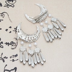 時代劇の頭飾りのヘアピンの辺は少数民族の苗銀の三日月の髪を挟んで漢服の歩を揺らします。