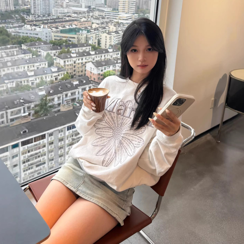 New Mardi Sweatshirt in Stock, Korean Version, Small Daisy Design, Same Style as Kim Go-Eun, Round Neck Embroidered Print Top New Mardi Sweatshirt in Stock, Korean Version, Small Daisy Design, Same Style as Kim Go-Eun, Round Neck Embroidered Print Top