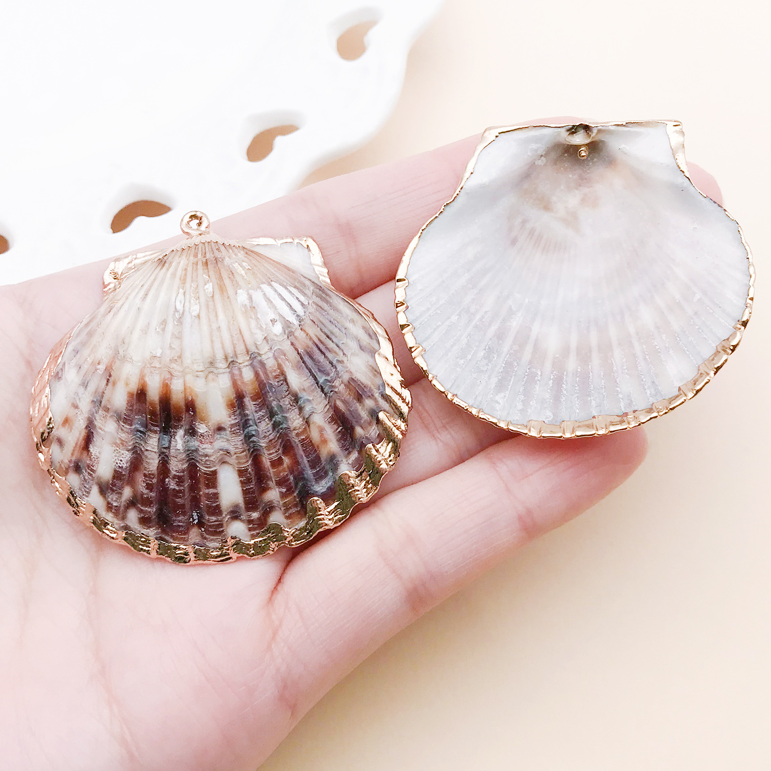 25330-ED-激光电镀金色棕白色天然贝壳47x48mm-