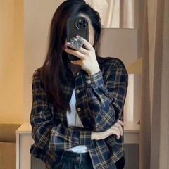 アメリカのレトロな短い格子の肩のシャツのコートの女性の春秋の小さい背のデザイン感の小さい大衆のカジュアルな上着