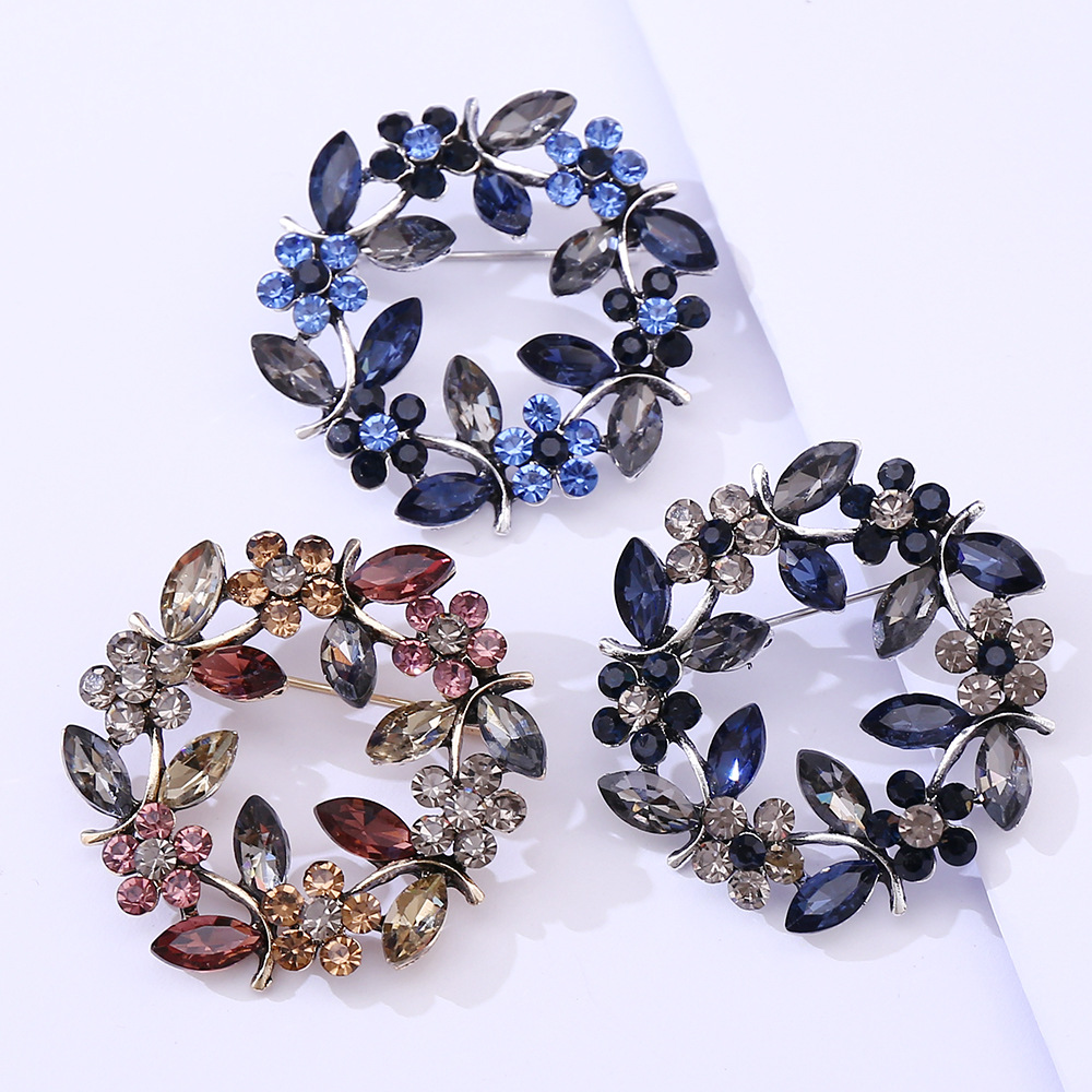 Broche branche d'olivier en forme de branche d'olivier, ornée de cristaux et de diamants, style coréen. Accessoires de mode disponibles en stock et en vente à l'unité._voghion.com