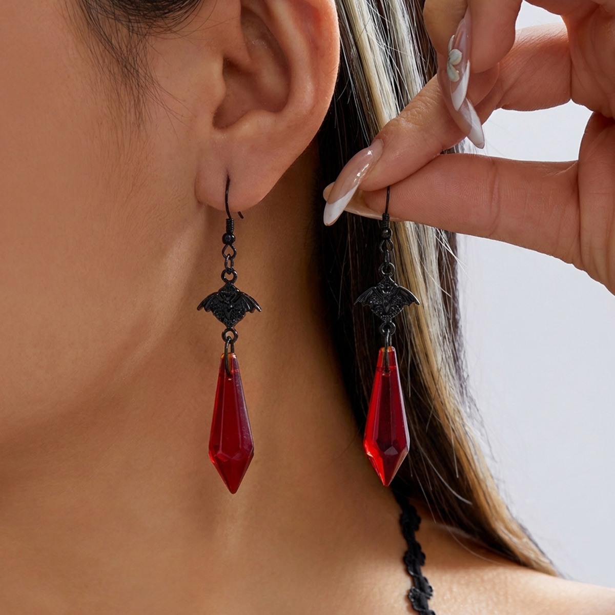 Aretes de Halloween series de diseño gótico oscuro color de choque murciélago colgante de cristal orejas nicho femenino retro