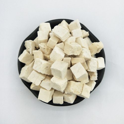 Poria diced good color 1kg bulk supply directly from the origin. The picture shows the sliced white Poria Yunlingqin Xinyuan Chinese herbal medicine.