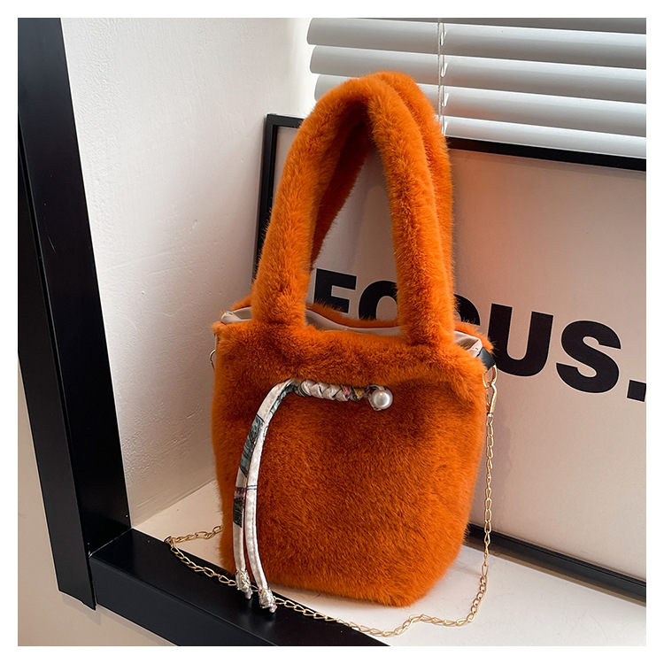 New plush with fashionable niche design, simple shoulder bag, Korean style artistic and casual versatile crossbody bag_voghion.com