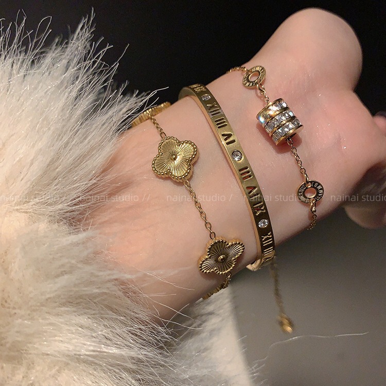Titanium Steel does not fade ~ Roman Letter Small Man Waist Gold Bracelet High-end Light Luxury Four-leaf Clover Bracelet Bracelet for Women Titanium Steel does not fade ~ Roman Letter Small Man Waist Gold Bracelet High-end Light Luxury Four-leaf Clover Bracelet Bracelet for Women