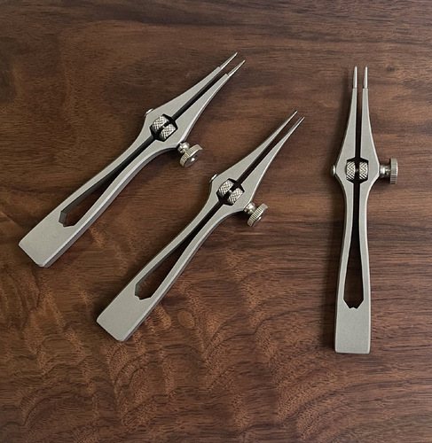 Adjustable spacing method for 1-6mm six-edge chop. Handmade DIY leather chopper. High carbon and high chromium stainless steel.