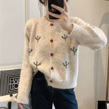 圆领爱心扣刺绣针织衫外套女2025新款韩系慵懒风针织衫上衣毛衣
