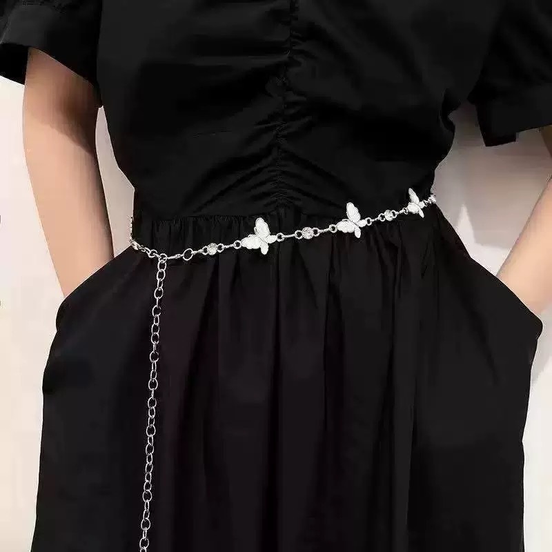 蝶の金属の腰のチェーンの女性は腰を収めてやせています。|undefined