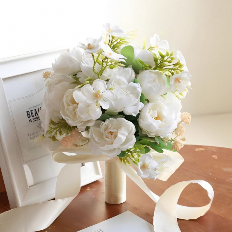手に花を持つ新婦の韓国式結婚式の領収書のシミュレーションの花束の森系のウェディングドレスの撮影の道具の手に花をささげます。|undefined