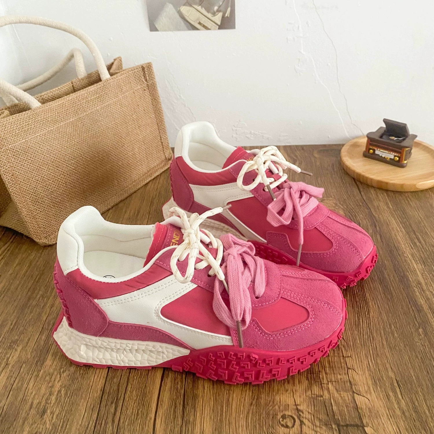 Розовые женские кроссовки на высокой подошве 2025 новый стиль миниатюрные спортивные туфли на толстой подошве в стиле Гонконг шикарные модные кроссовки в стиле "dad shoes"