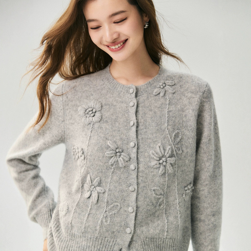 Kangbaolai yarn! Handmade embroidered silk cashmere knitted cardigan for women, round neck, gentle style, buttoned jacket Kangbaolai yarn! Handmade embroidered silk cashmere knitted cardigan for women, round neck, gentle style, buttoned jacket