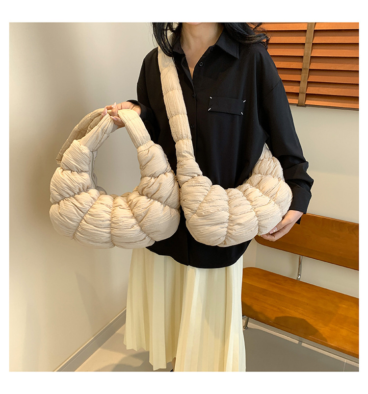 Women's Medium Nylon Solid Color Streetwear Zipper Cloud Shape Bag display picture 9