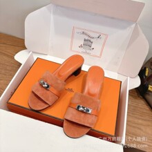 2026�ļ��羳�ָ�С�y���i��һ����Ů�⴩ɳ�����e�и�H��Ь