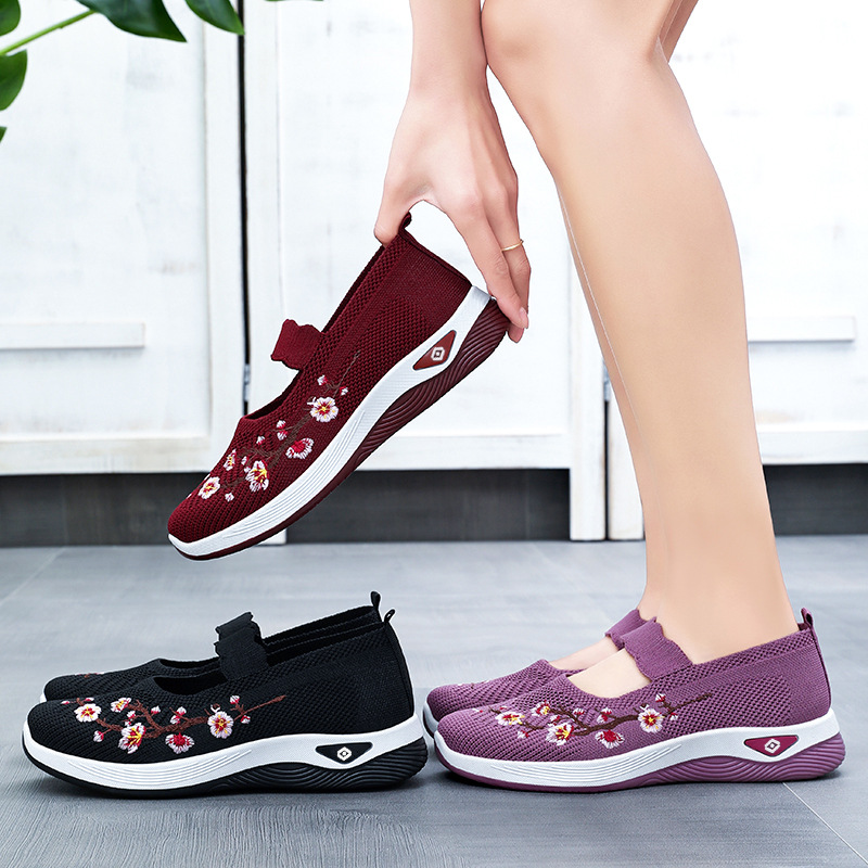 Zapatos casuales de talla grande para mujer, zapatos de mujer de una sola pieza para envío directo, zapatos transpirables de punto, zapatos de suela blanda para mamá, zapatos de malla cómodos.