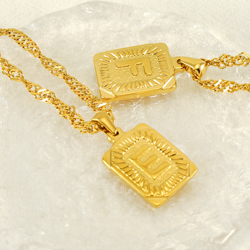 Collar de cadena de onda de agua cuadrada de acero inoxidable europeo y americano transfronterizo moda de mujer Luz de lujo todo fósforo titanio acero 26 letra colgante