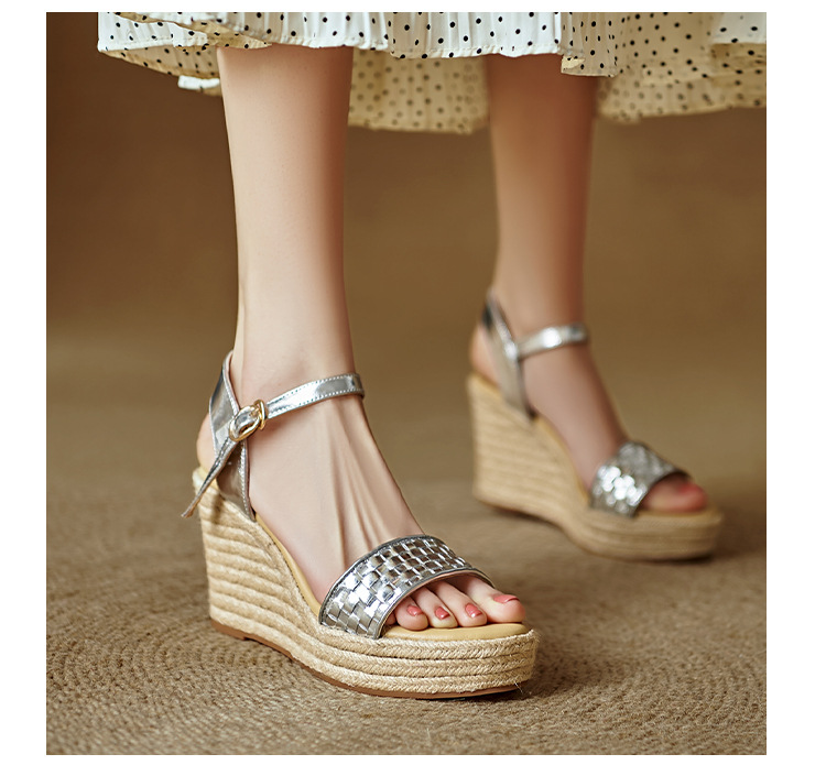 Sandal cao gót nữ quai ngang đan bện màu vàng bạc, đế xuồng đan rơm, gót 9 cm — màu vàng, bạc chi tiết 11