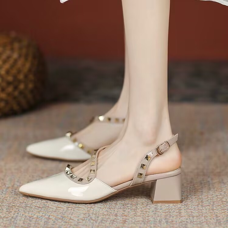 2026 verano nuevo tacones medios desnudos zapatos de tacón alto nicho francés tacones gruesos punta remaches envueltas sandalias vacías traseras mujeres