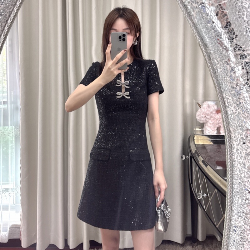 2025春装新款女装蝴蝶结亮片毛呢圆领短袖高腰连衣裙赫本风小黑裙