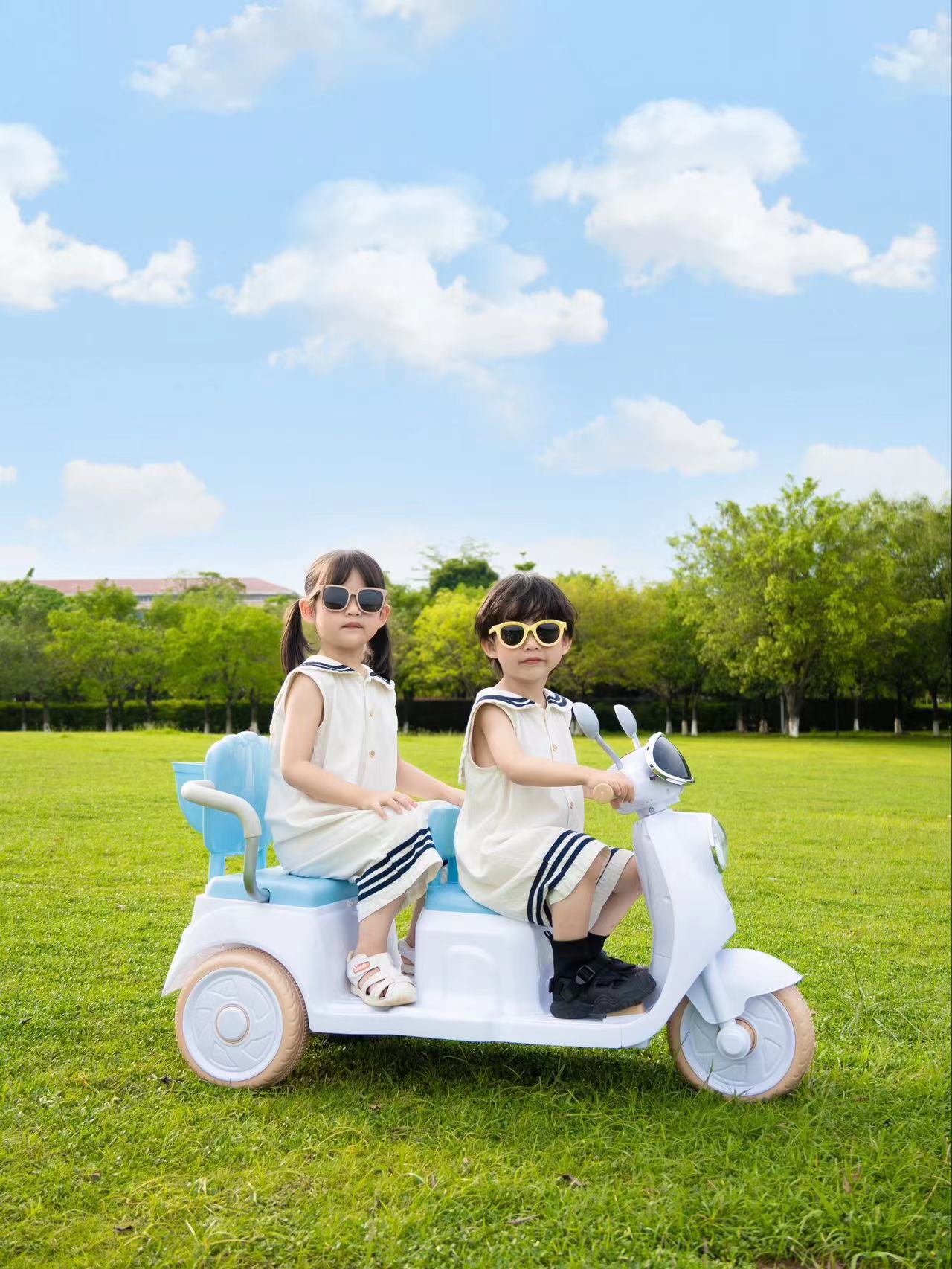 Blue and white dual drive + double seat + bluetooth music (6v7 large battery)