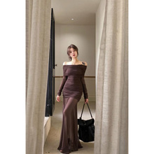 纯欲咖色一字肩长袖连衣裙秋冬时尚收腰褶皱网纱修身长裙女