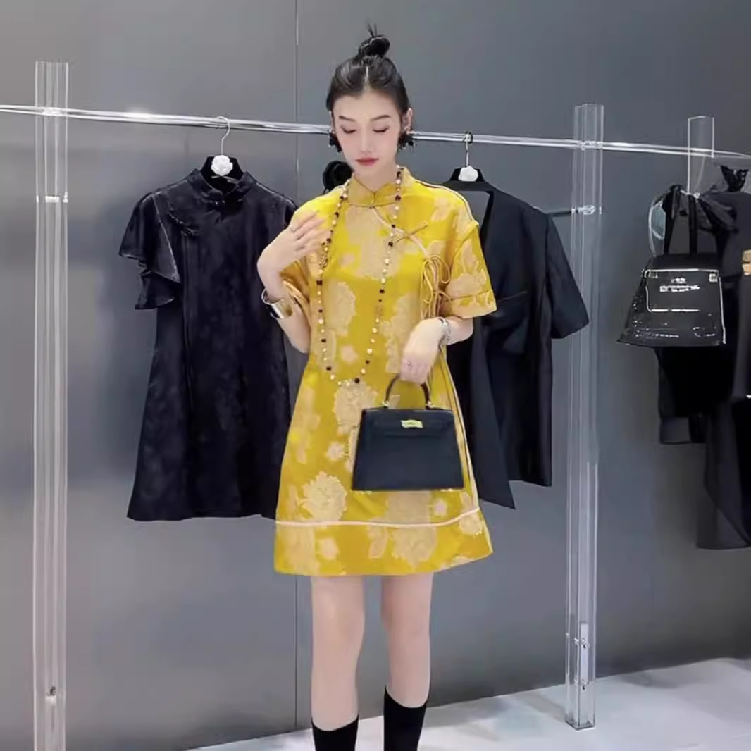 Váy sườn xám cách tân phong cách Trung Quốc mới, tay ngắn, thắt eo, dáng maxi, màu vàng — Màu vàng