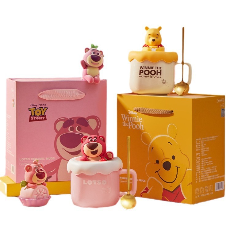 Strawberry Bear Taza con tapa y cuchara Juego de dibujos animados Taza Taza de cerámica de alto valor Caja de regalo de vacaciones