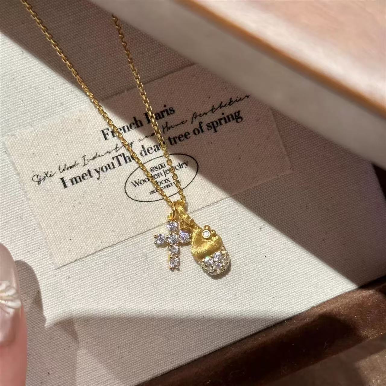 Collana con pendente a croce pigna spazzolata gioiello design_voghion.com