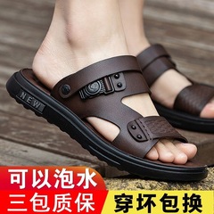 2025夏の新型サンダル男性用カジュアルファッションビーチ靴ソフト底男性用足はサンダルを履いています。