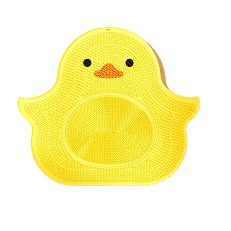 ウサギのウサギのかわいいアヒルのアヒルは足をこすります。浴室の滑り止めパッドは背中をこすります。|undefined