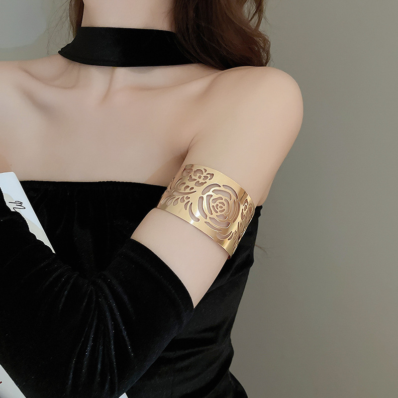 Pulsera plisada irregular de metal estilo europeo y americano fresco elegante pulsera personalidad de alto grado de lujo ligero pulsera al por mayor femenina