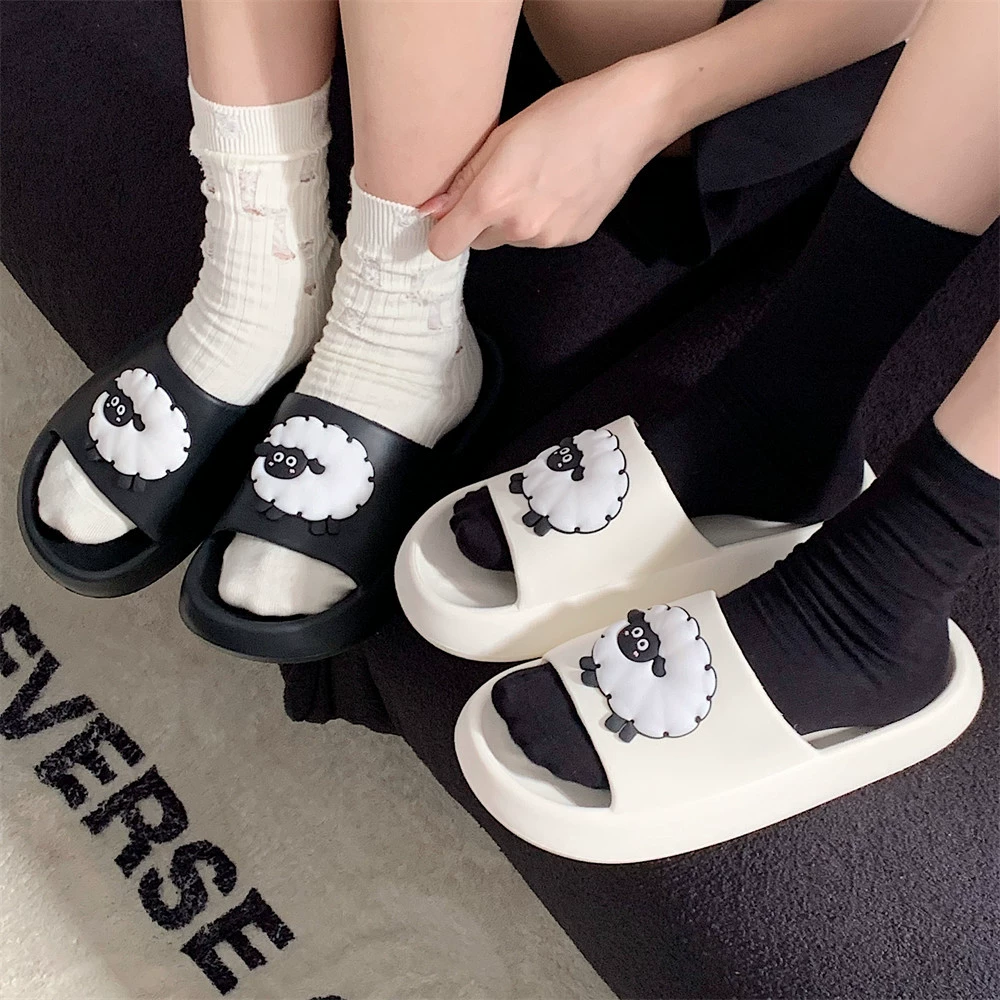 Летние домашние Новые легкие и удобные Тапочки Для Навоза, модные милые черно-белые сандалии из ягненка с толстой подошвой для женщин
