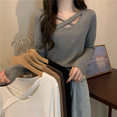 デザイン感のある長袖tシャツの女子学生は灰色で交差しています。