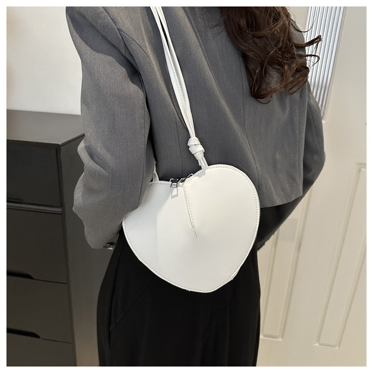 Women's PU Heart Shape Basic Classic Style Sewing Thread Heart-shaped Zipper Underarm Bag display picture 13