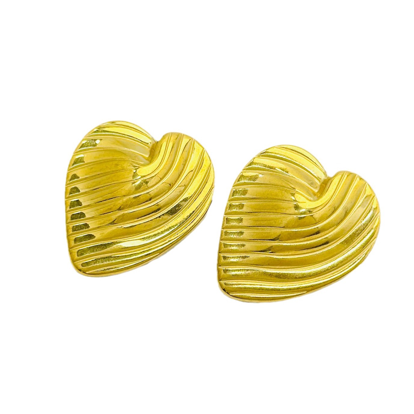 Moda francesa estética textura plegada aretes de gota de agua en forma de corazón dorado no se desvanece la sensación de lujo ligero pernos de acero de titanio