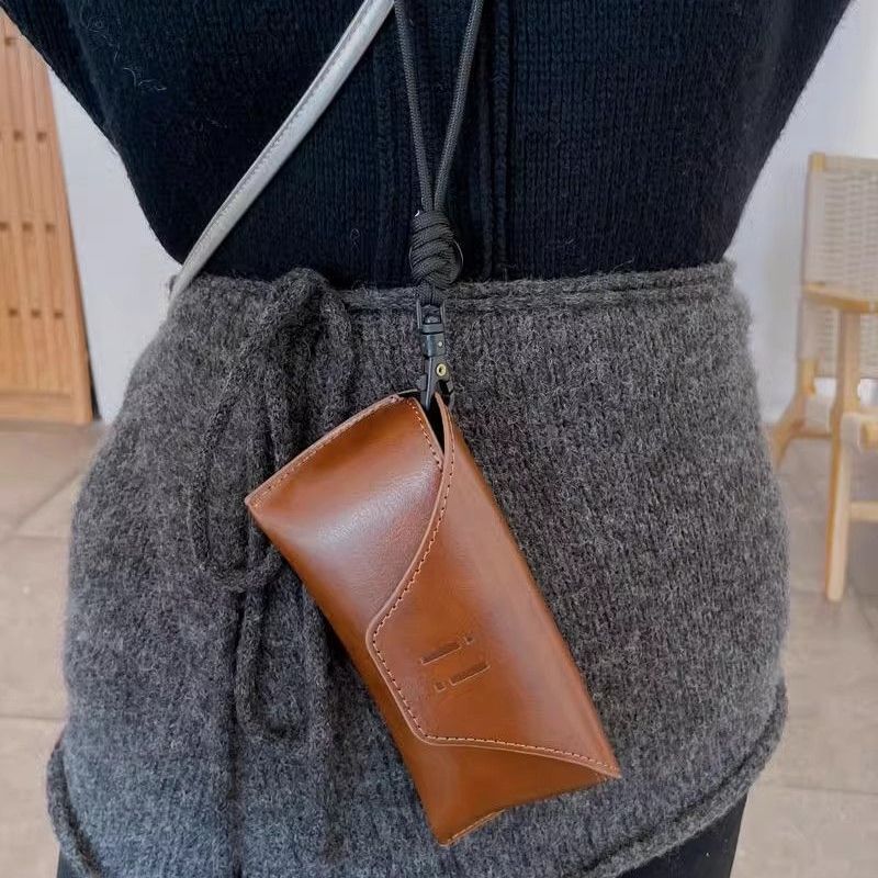 High-End Retro Black Sunglasses Bag for Men and Women, Leather Hanging Neck Portable Hard Anti-Pressure Storage Sunglasses