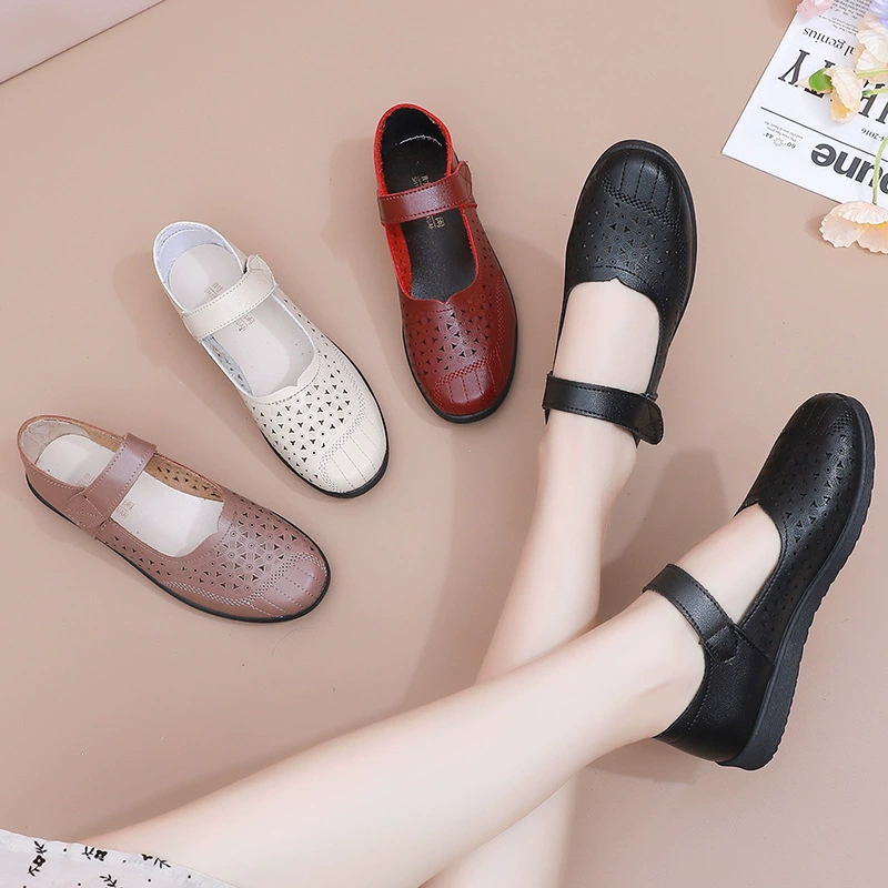 Мама сандалии женские полые дышащие дырочные туфли нескользящие мягкие кожаные средние и старые мягкие подошвы с плоским дном летние молочные туфли