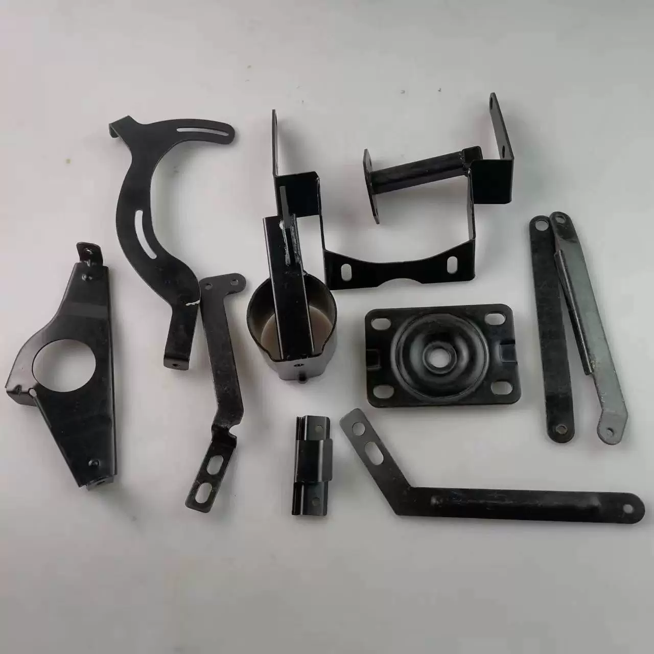 Производитель изготавливает на заказ штампованные детали из нержавеющей стали, детали оборудования, гибочные аксессуары из нержавеющей стали, обработку оцинкованных листов, изготовление на заказ.