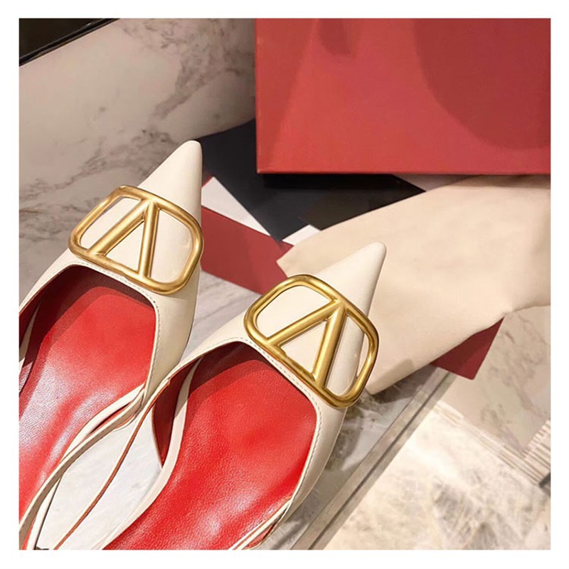 Hong Kong zapatos de tacón alto para mujeres 2025 verano nuevo punto desnudo zapatos de tacón delgado nicho francés sandalias de cabeza
