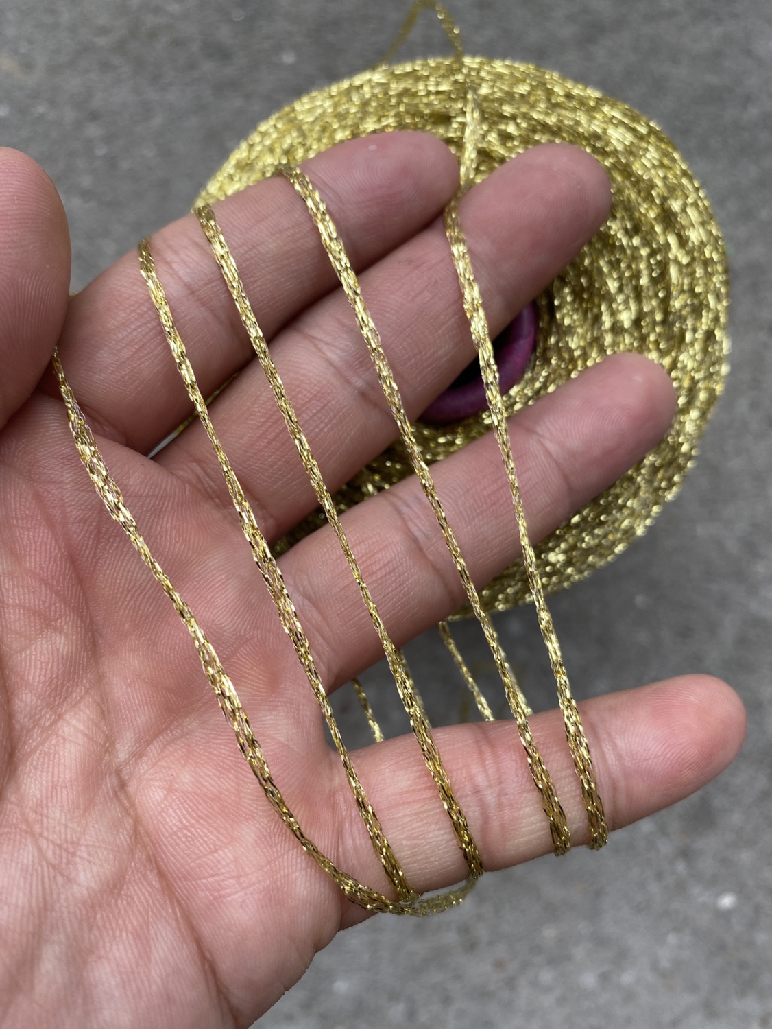 번쩍이는 빛깔의 샴페인 골드