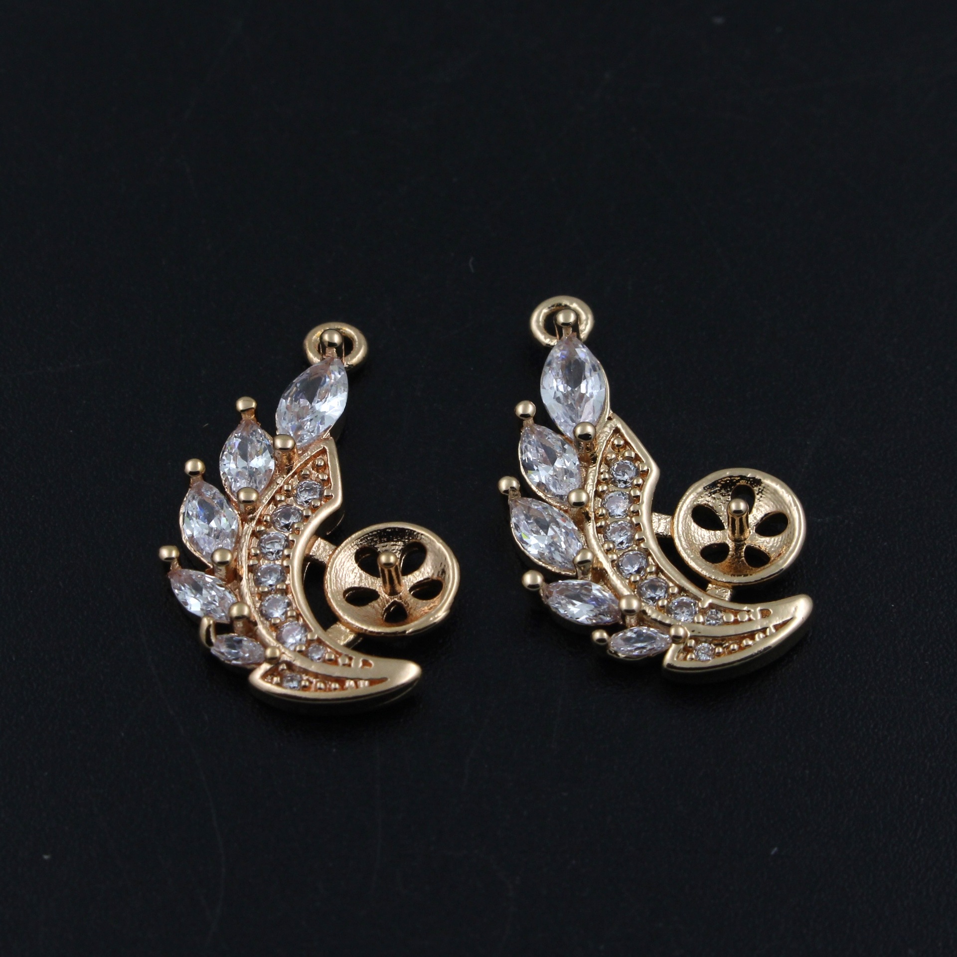 Fashionable copper pendant with zircon pearl