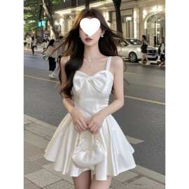 法式白色蝴蝶结吊带连衣裙女春夏新款纯欲气质缎面收腰字短裙子