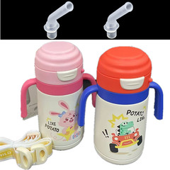 Potatoの小さいジャガイモの乳幼児はコップを飲んで口の部品のコップを吸います。