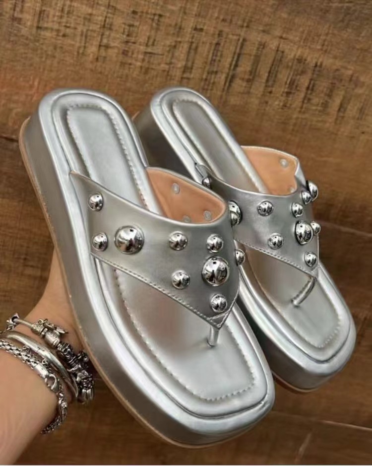 Women's Casual Vacation Solid Color Rivet T-Strap Flip Flops display picture 1